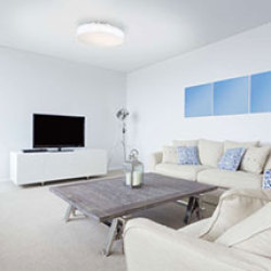 Biele obývacie steny sú vhodné do paneláku aj domu